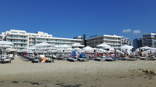 A szálloda s a partja